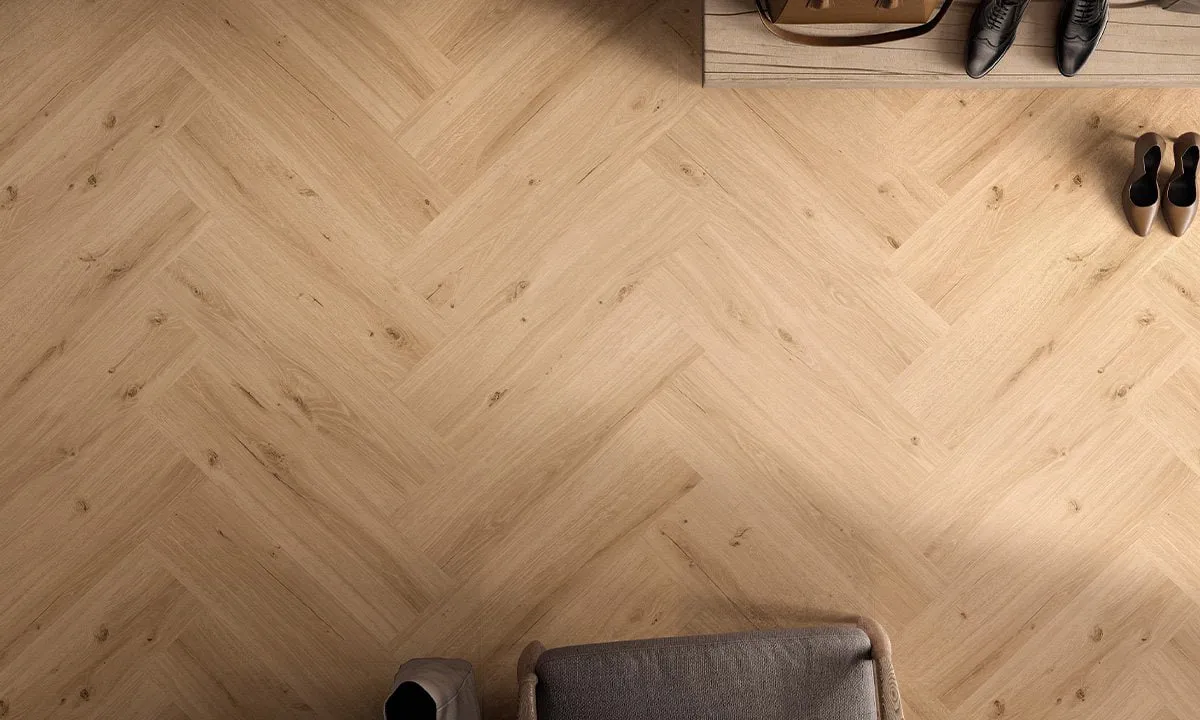 Holzboden mit Schuhen und Möbel